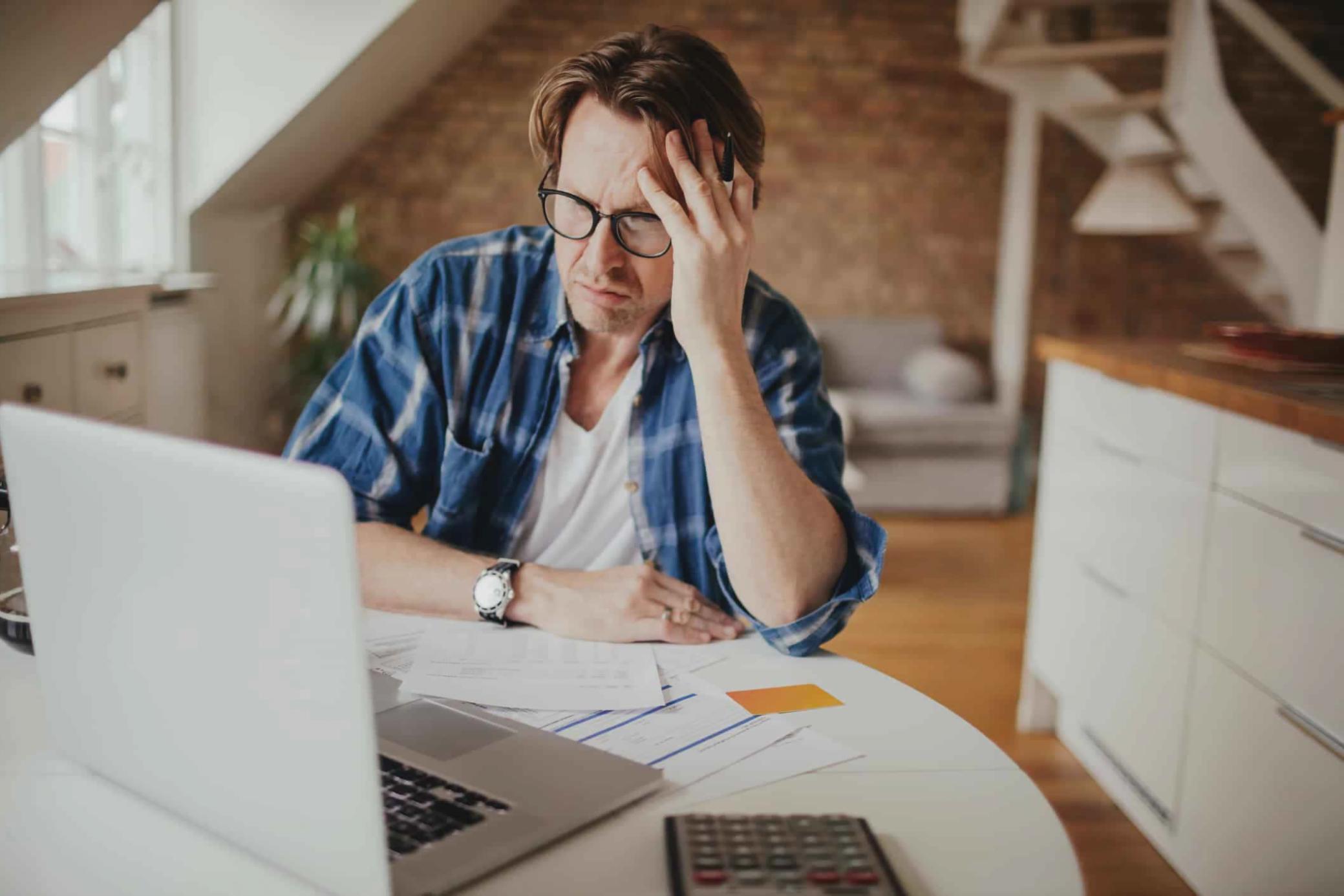 Kraftvolle Yoga-Praxis in modernem Studio