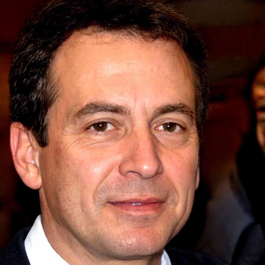 Trainer dokumentiert Fortschritte eines Teilnehmers während einer Yoga-Kraftübung