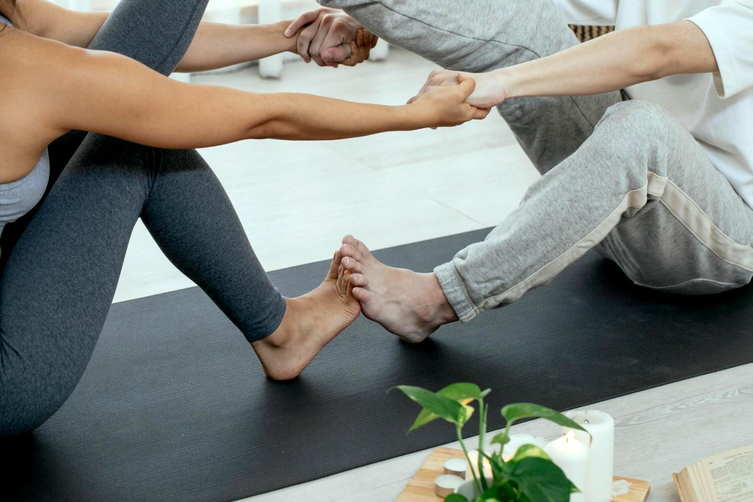 Teilnehmer führt kraftvolle Yoga-Asana mit stabiler Körperhaltung aus